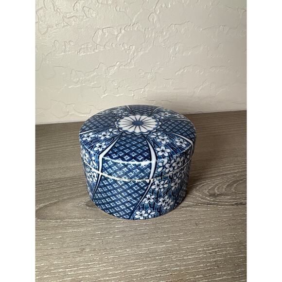 Vintage 1979 ~ Tiffany & Co. ~ Blue & White Floral, Round Porcelain Trinket Box - Picture 1 of 7